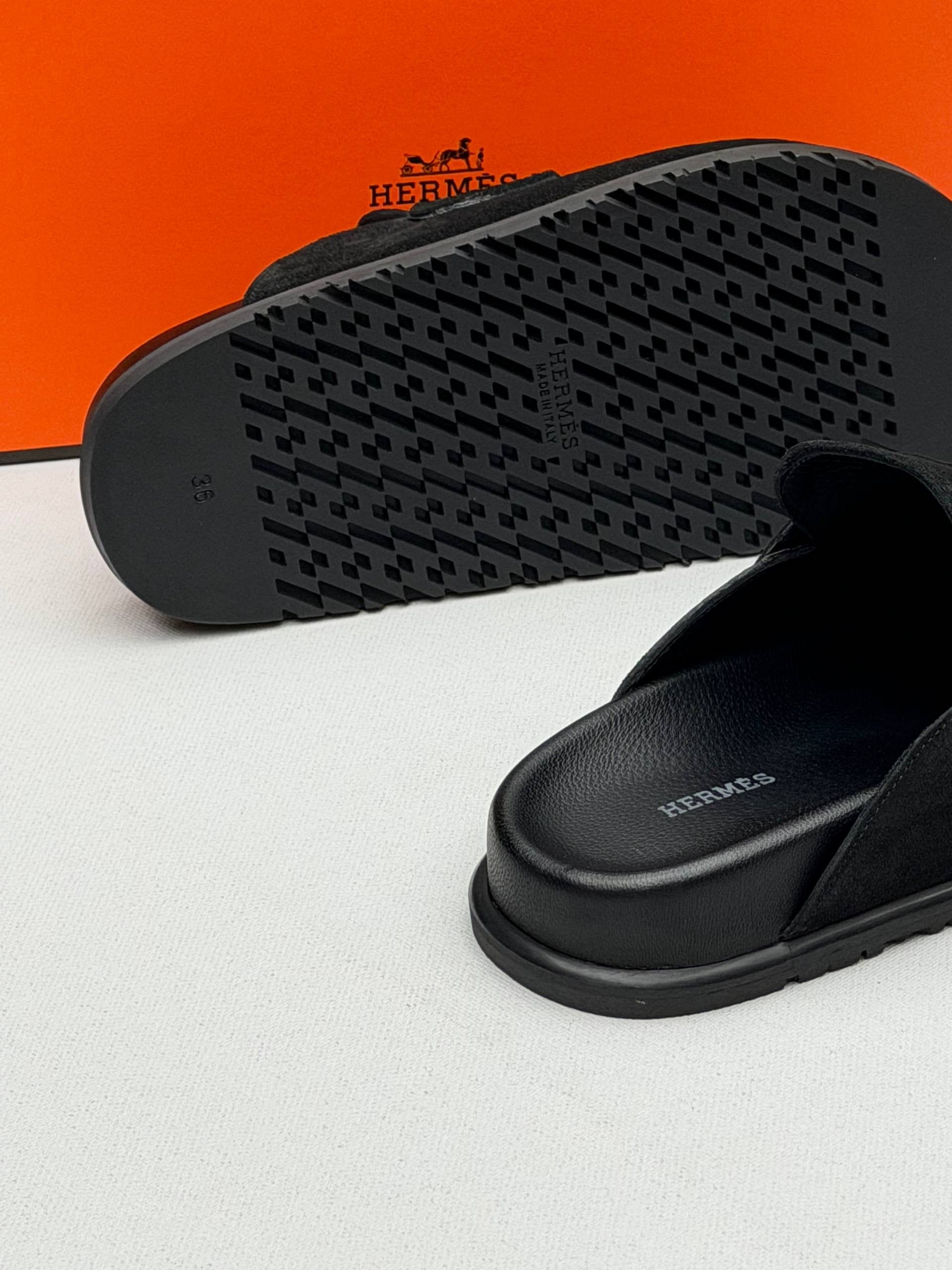 Hrms slipper sueda black leather logo