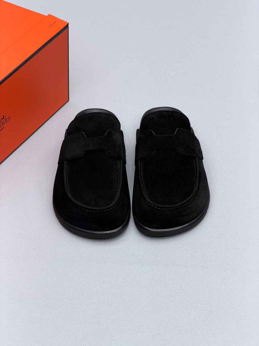 Hrms slipper sueda black leather logo