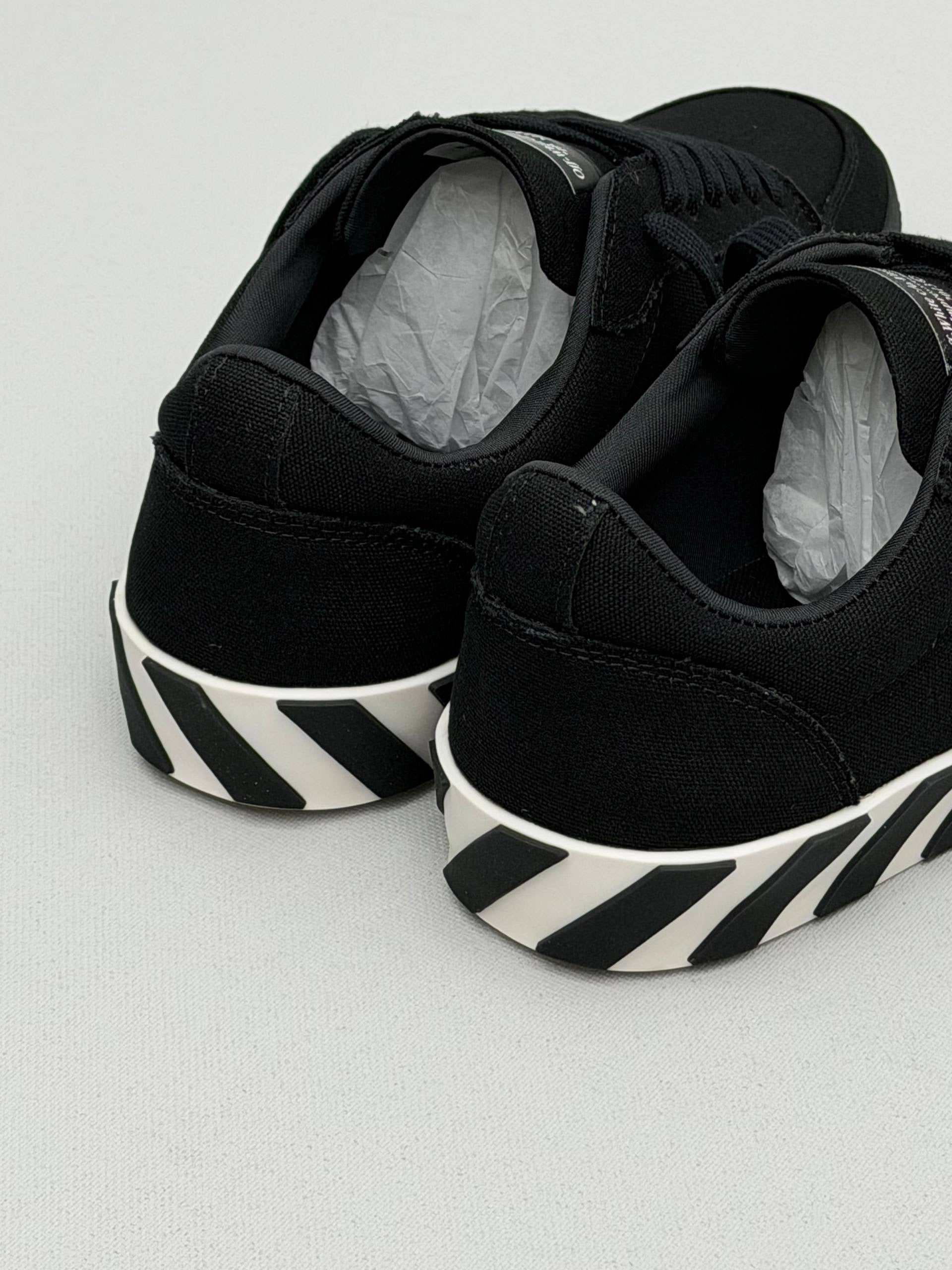 Off - Suede canvas classic Black