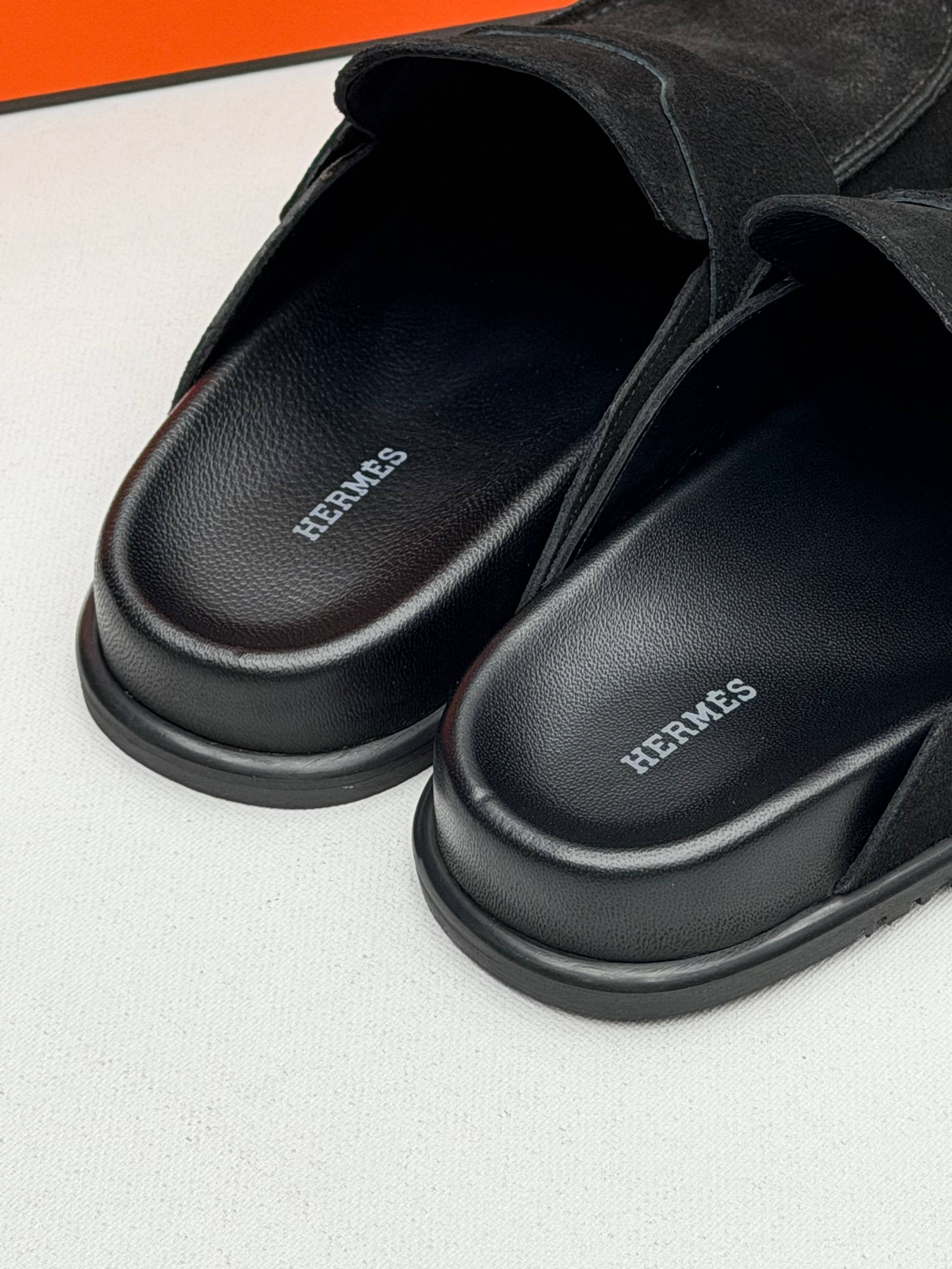 Hrms slipper sueda black leather logo