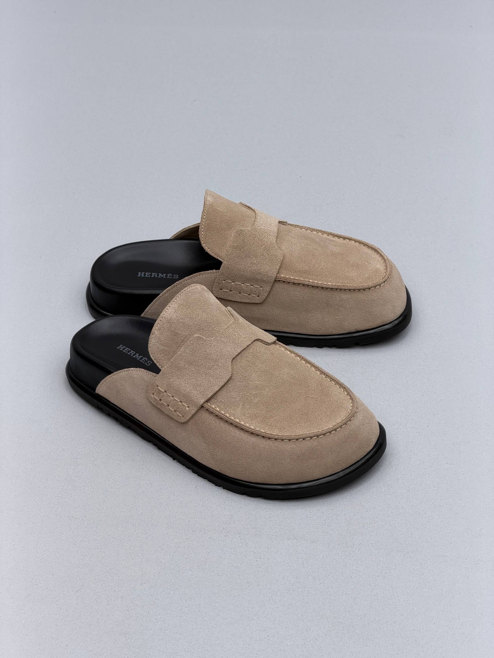 Hrms slipper sueda grey leather logo